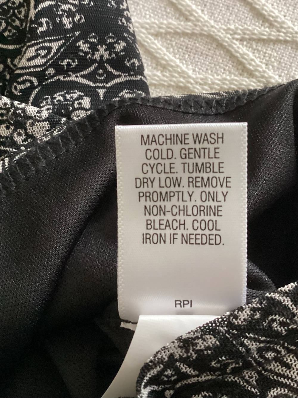 Lot two Black and White Blouses - Picture 12 of 16